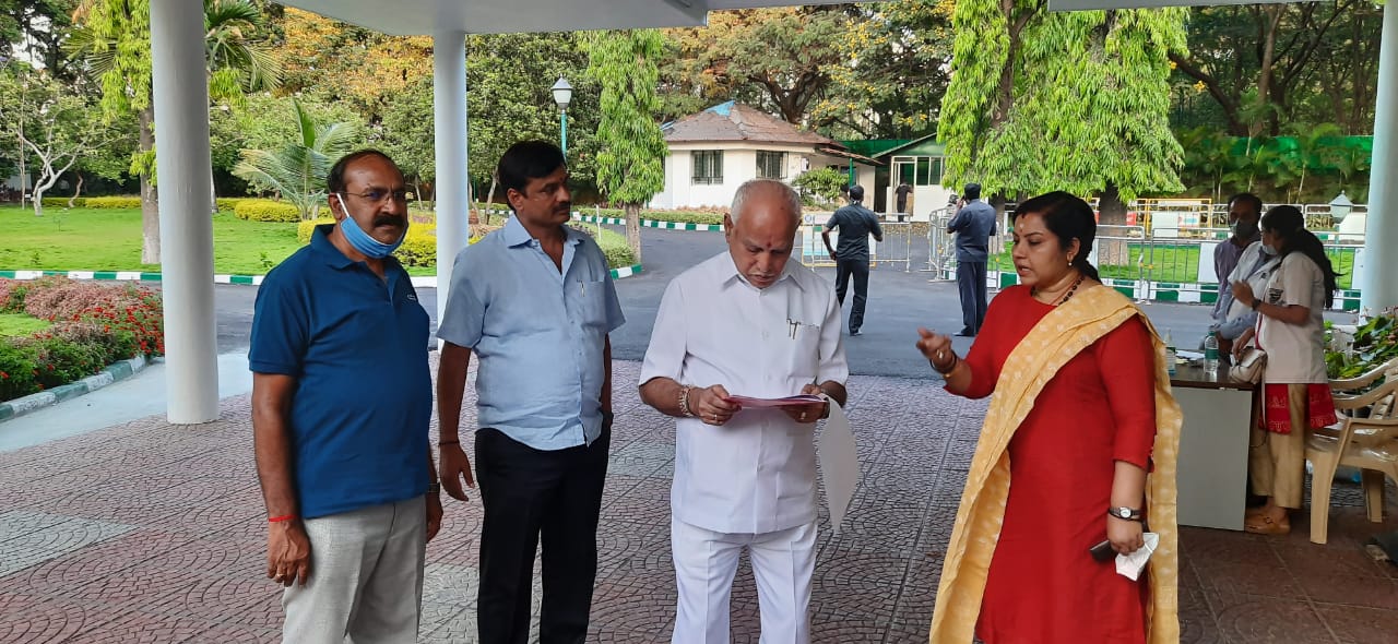 ನಟಿ ಶ್ರೀ ಮತಿ ತಾರ ಅನುರಾಧ ಅವರಿಂದ ಮುಖ್ಯಮಂತ್ರಿಗಳಿಗೆ ಮನವಿ ಪತ್ರ .