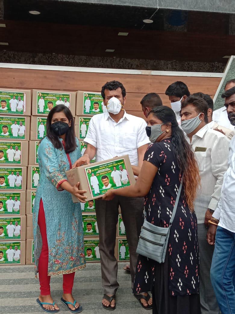 ಎಚ್ ಎಮ್ ರಮೇಶ್ ಗೌಡ ಇವರಿಂದ ಬಡವರಿಗೆ ಕಿಟ್ ವಿತರಣೆ .