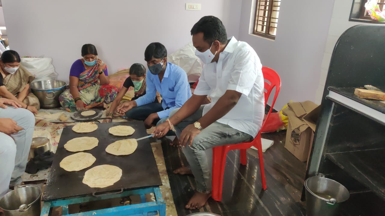 ಶ್ರೀ ಸಿದ್ದು ಬಂಡಿ ಅಭಿಮಾನಿ ಬಳಗದಿಂದ ಉಪಹಾರ ಹಂಚಿಕೆ 