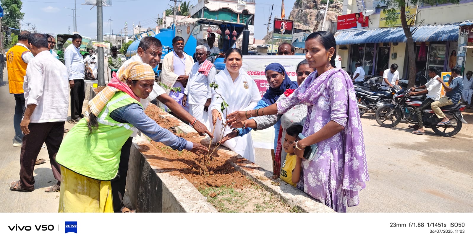 ಯುವಕರು ತಮ್ಮ ಬರ್ತ್ಡೆಗೆ ಪಟಾಕಿ ಹಚ್ಚುವ ಬದಲು ಒಂದು ಸಸಿ ನಡಿ ಕುಮಾರಿ ಅಕ್ಕ ಪ್ರ.ಪೀತ.ಬ್ರ,ಈ.ವಿಶ್ವಾವಿದ್ಯಾಲಯ.