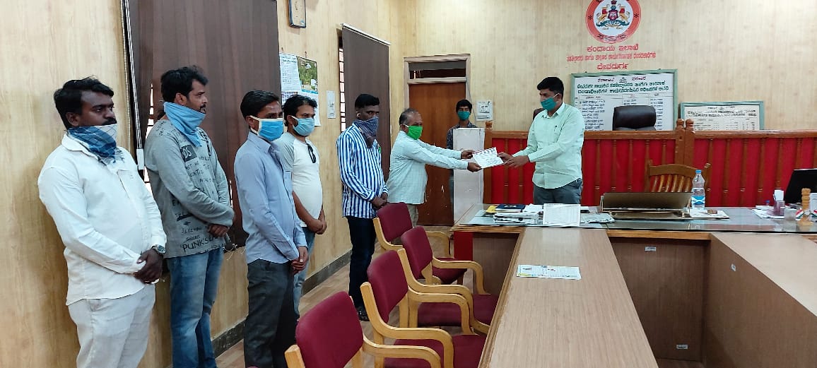 ದೇವದುರ್ಗ ಛಾಯಗ್ರಾಹಕರಿಂದ ಪರಿಹಾರಕ್ಕಾಗಿ ಮಾನ್ಯ ಮುಖ್ಯ ಮಂತ್ರಿಗಳಿಗೆ ಮನವಿ.