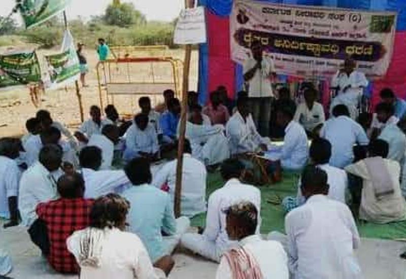 ಮಾಜಿ ಶಾಸಕರು ರೈತರನ್ನು ದಾರಿ ತಪ್ಪಿಸುವ ಕೆಲಸ ನಿಲ್ಲಿಸಬೇಕು.